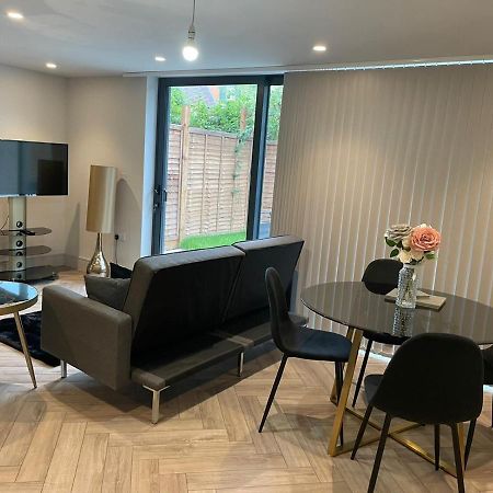 Wimbledon Luxury 3Bedroom Apartment Рейнс-Парк Екстер'єр фото