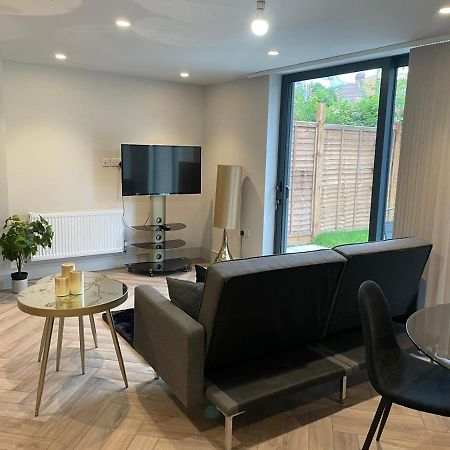 Wimbledon Luxury 3Bedroom Apartment Рейнс-Парк Екстер'єр фото
