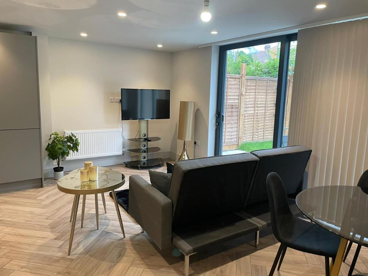 Wimbledon Luxury 3Bedroom Apartment Рейнс-Парк Екстер'єр фото